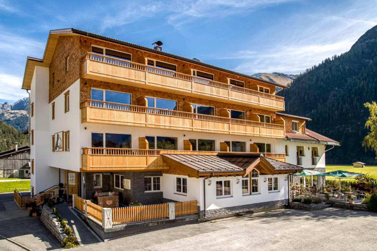 Wohlfuehlhotel Berg Heil Holzgau Exterior foto